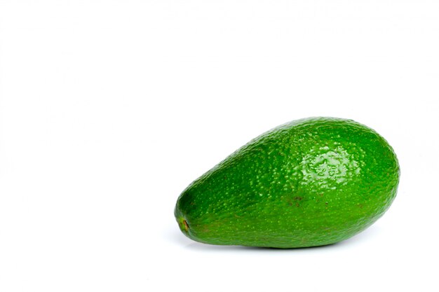 Aguacate aislado en blanco