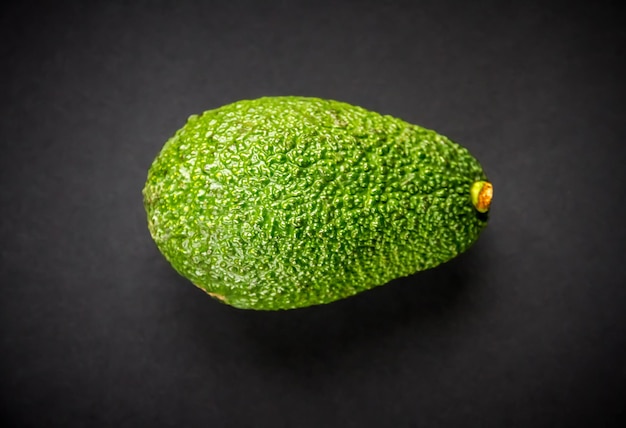 Aguacate aislado sobre un fondo negro