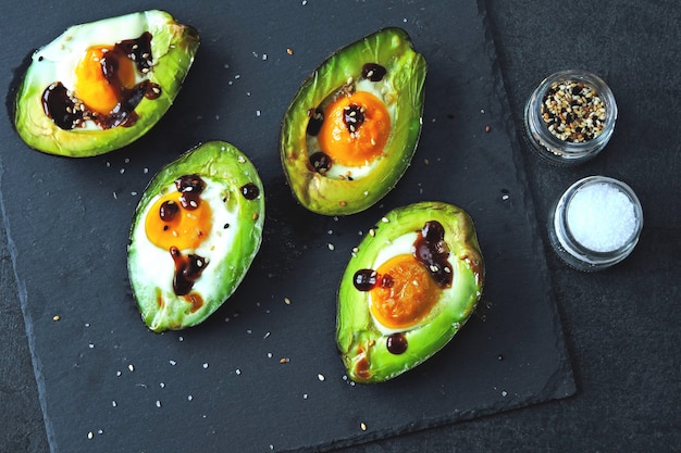 Aguacate al horno con huevo. Keto almuerzo idea.