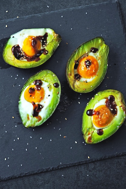 Aguacate al horno con huevo. Keto almuerzo idea.