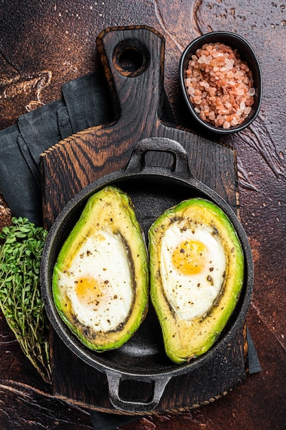 Aguacate al Horno con Huevo Sal Tomillo y Pimienta Fondo Oscuro Vista Superior