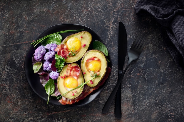 Aguacate al horno con huevo y tocino