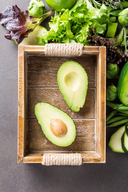 Aguacate en bandeja de madera.