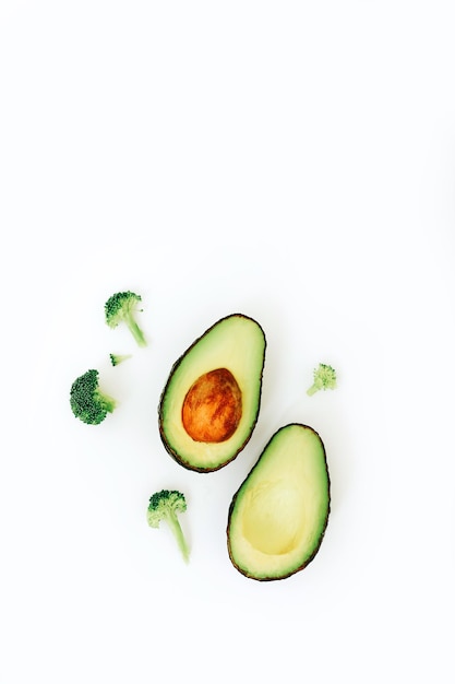 Aguacate y brócoli sobre fondo claro vista superior Concepto de dieta de desintoxicación Fondo de verduras verdes