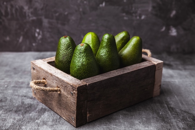 Aguacate. Comida sana en la mesa. Caja de madera vintage