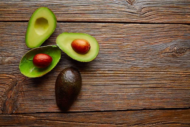 Aguacate cortado en tablero de madera envejecida