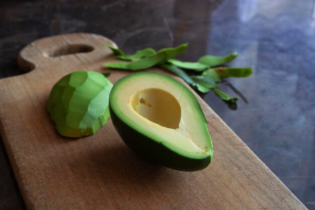 Aguacate cortado en tablero de madera