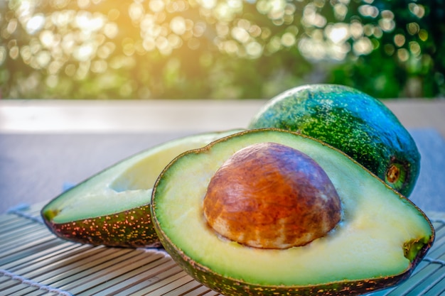 Aguacate en un fondo de madera marrón