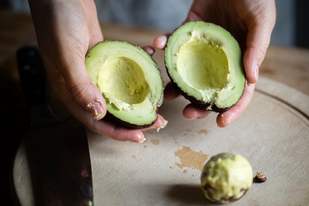 Aguacate fresco cortado en la cocina.