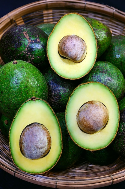 Aguacate fresco maduro en cesta de bambú