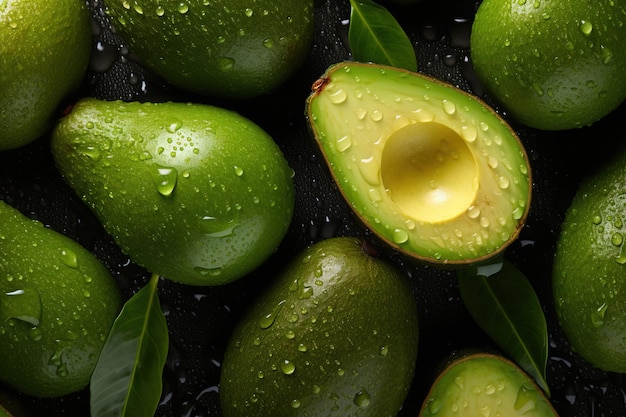 Aguacate fresco y maduro con gotas de agua