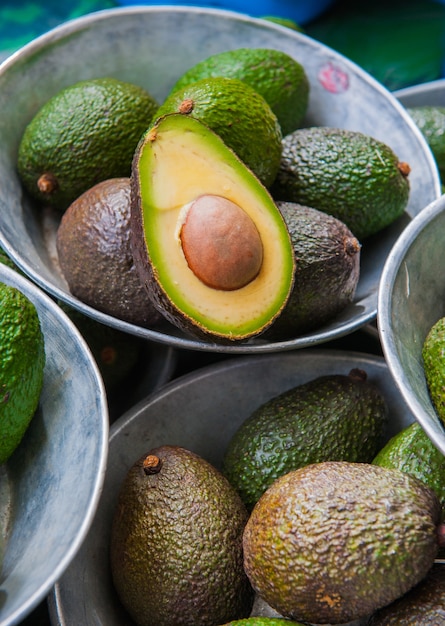 Aguacate fresco en un mercado