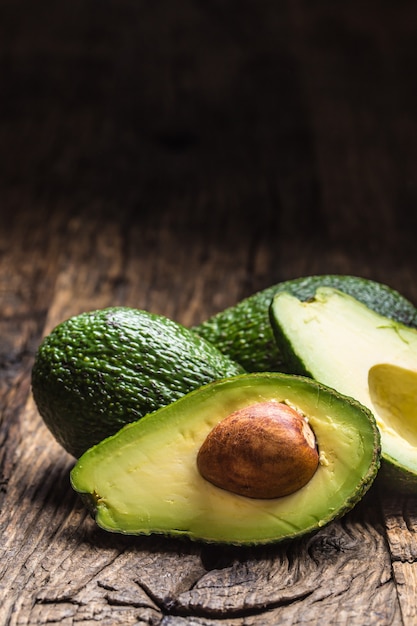 Aguacate fresco en la mesa de madera rústica - Cierre.