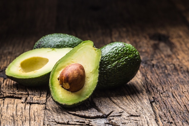 Aguacate fresco en la mesa de madera rústica - Cierre.