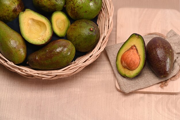 Aguacate fresco en mesa de madera.