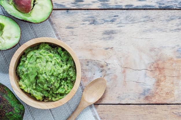 Aguacate fresco en un recipiente.