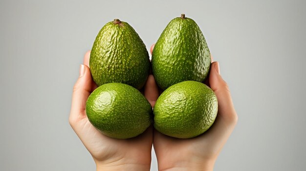 Aguacate fresco en rodajas en la mano de la mujer en el plato verde concepto de comida vegetariana