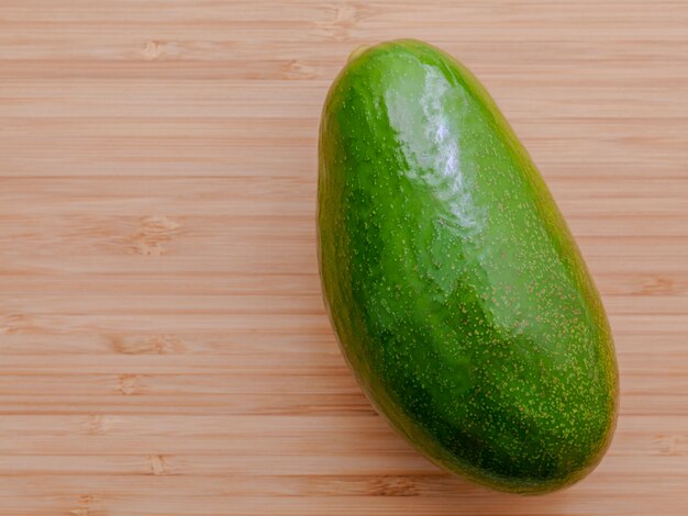 Aguacate fresco en la tabla de cortar de bambú.