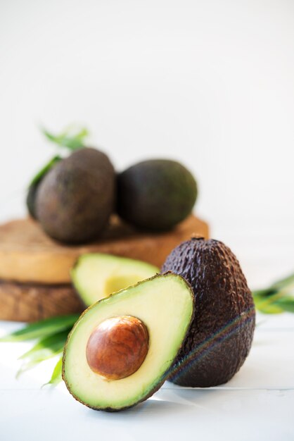 Aguacate Haas sobre una tabla de madera, productos naturales, enfoque selectivo, cerrar