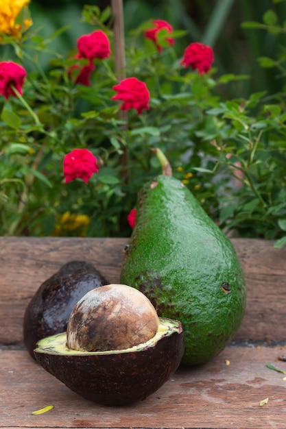 aguacate en la madera de la mesa en el fondo de la naturaleza