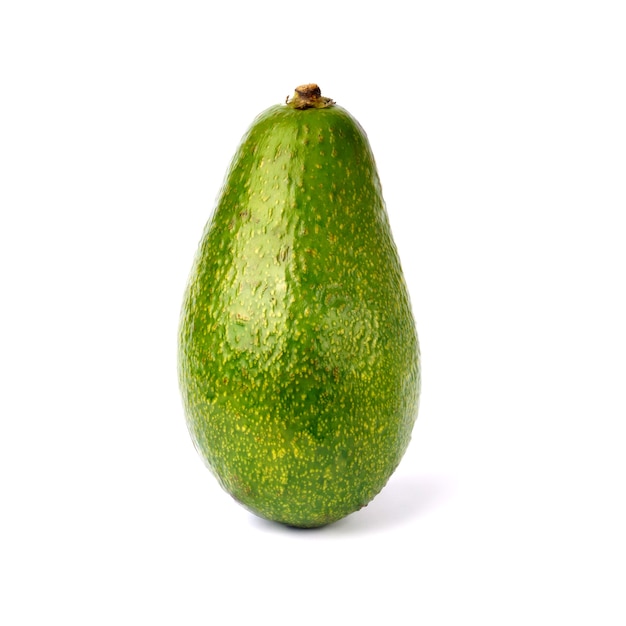 Aguacate maduro aislado en blanco. Fruta exótica verde