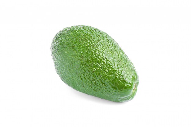 Aguacate maduro aislado en blanco