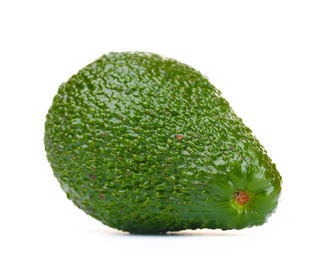 Aguacate maduro aislado en blanco