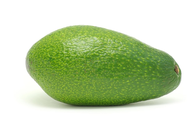 Aguacate maduro aislado sobre un fondo blanco.