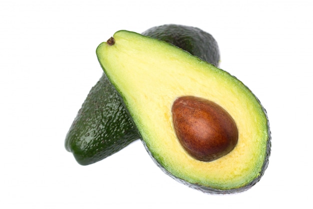 Aguacate maduro fresco, aislado sobre fondo blanco.