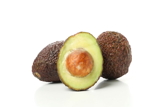 Aguacate maduro fresco aislado sobre fondo blanco.