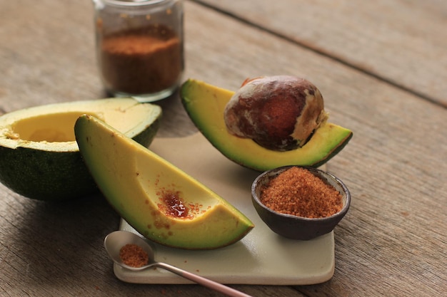 Aguacate maduro fresco con azúcar de palma