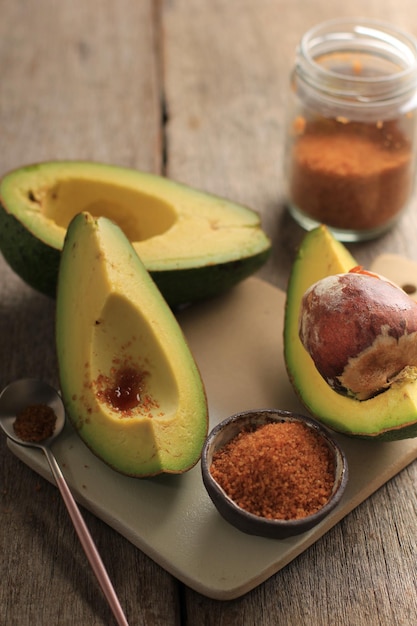 Aguacate maduro fresco con azúcar de palma