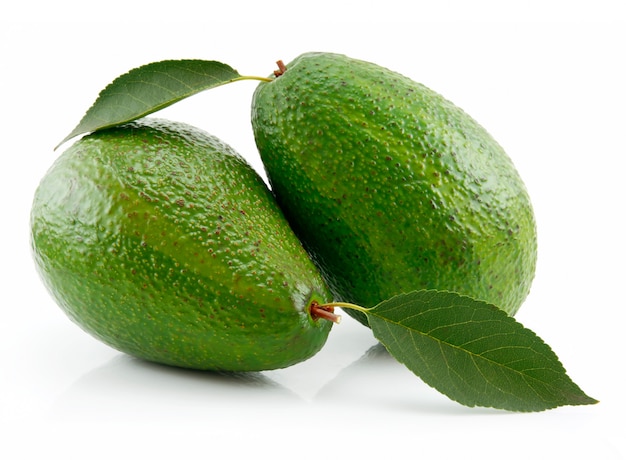 Foto aguacate maduro con hoja verde aislado en blanco