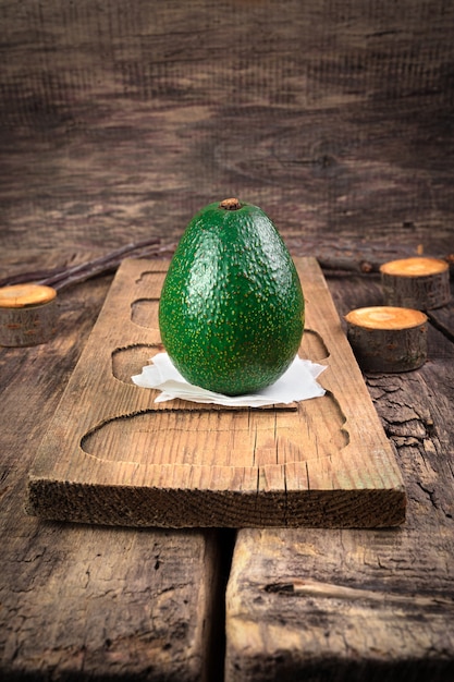 Aguacate maduro en madera