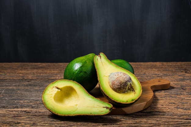 Aguacate en la mesa de madera vieja