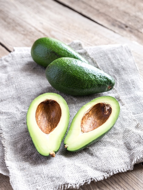 Aguacate en la mesa de madera