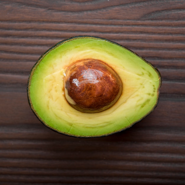 Aguacate en la mesa de madera