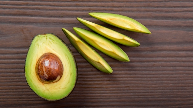 Aguacate en la mesa de madera