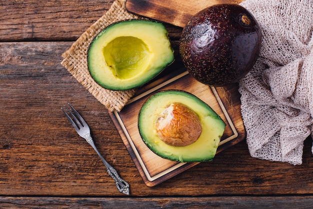 Aguacate en mesa de madera