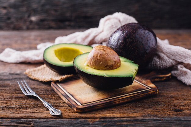 Aguacate en mesa de madera