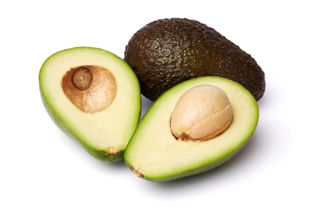 Aguacate a la mitad con semillas aisladas