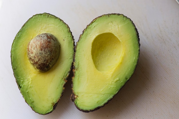 Aguacate palta en rodajas maduras verdes con semillas de guacamole alimentos vegetales frescos crudos