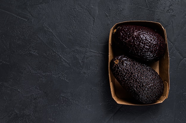 Aguacate en un paquete de cartón del supermercado