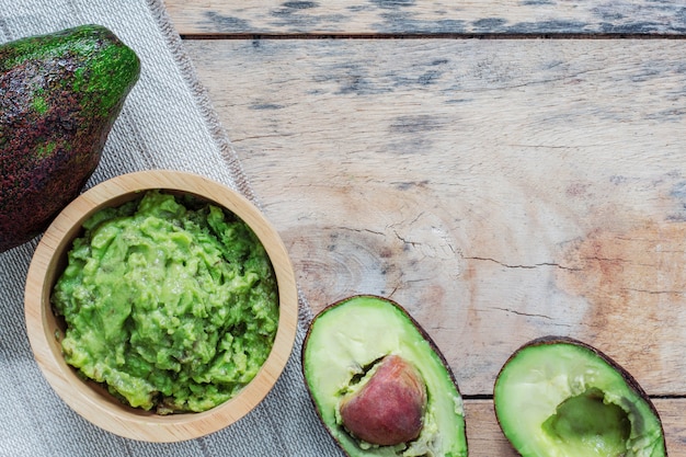 Aguacate en piso de madera.