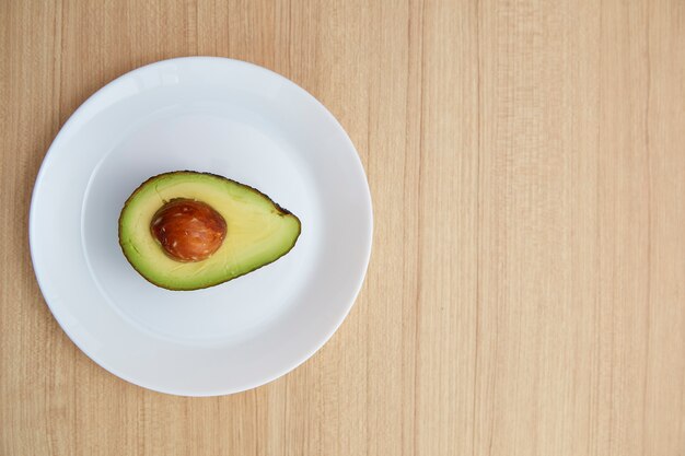 Aguacate En Plato Blanco Saludable