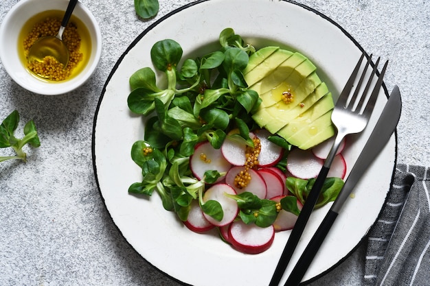 aguacate y rábano con salsa de mostaza y miel