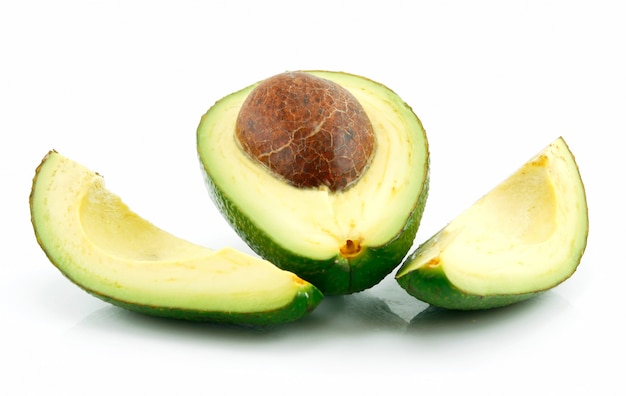 Aguacate rebanado maduro aislado en blanco