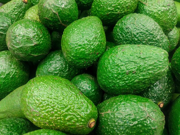 aguacate recién cosechado listo para ser preparado