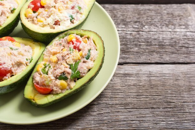 Aguacate relleno con ensalada de verduras perejil y huevos