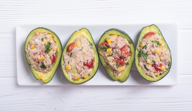 Aguacate relleno de ensalada de verduras, perejil y huevos.